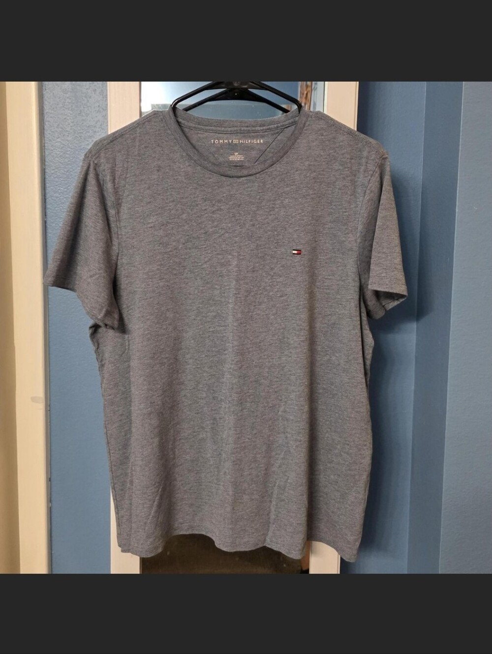 Tommy Hilfiger Men’s Gray Crew Neck Short Sleeve Tee